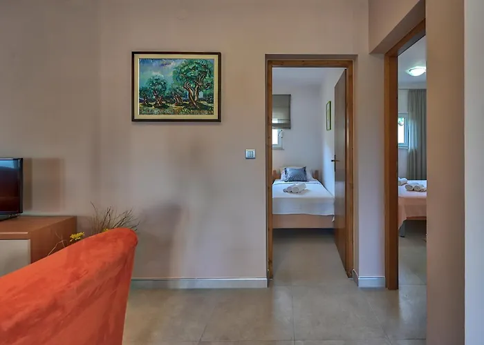 Teuta_commodious At The